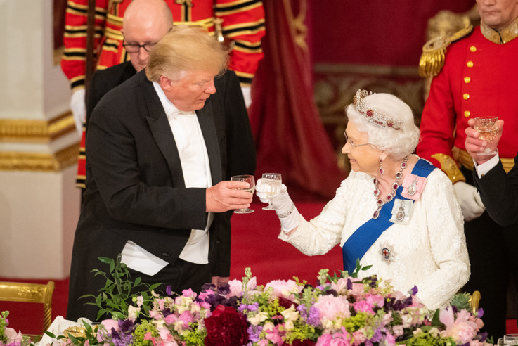 Donald Trump és II. Erzsébet királynő pohárköszöntőt mond a Buckingham Palotában rendezett állami banketten 2019. június 3-án Londonban, Angliában