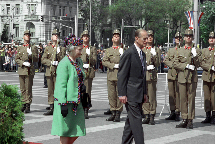 A hazánkban tartózkodó II. Erzsébet brit királynő és férje Fülöp herceg május 7-én megkoszorúzták a Hősök terén a Magyar Hősök Emlékművét. A képen: II. Erzsébet és férje koszorúznak 1993. május 7-én