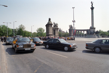 A Magyarországon tartózkodó II. Erzsébet királynőt és férjét Fülöp herceget szállító autókaraván megérkezik a Hősök terére a királyi pár látogatásának utolsó napján 1993. május 7-én 