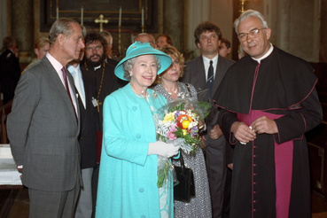 A négynapos hivatalos látogatáson hazánkban tartózkodó II. Erzsébet brit uralkodónő és férje Fülöp edinburghi herceg Kecskemét nevezetességeivel ismerkedett Fejes László apát-plébános kíséretében 1993. május 6-án