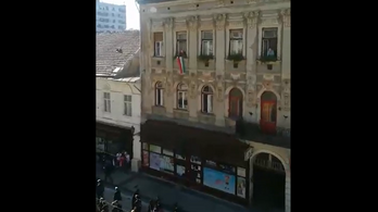 Egy ablakból locsolták le a tüntető diákokat Miskolcon