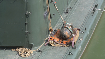 Mázsás bombát emeltek ki a Dunából a Lánchídnál