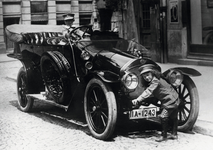 Aranyos beállított kép a világ első Audijáról, a Type A-ról