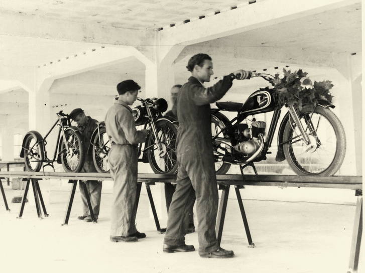 Egyetlen motorkerékpárt sem másoltak olyan sokan és olyan sokszor, mint a DKW RT 125-öst, persze más-más néven. Az Auto Union a háború után DKW RT 125 W (mint West, azaz nyugat) jelzéssel kezdte gyártani és árulni