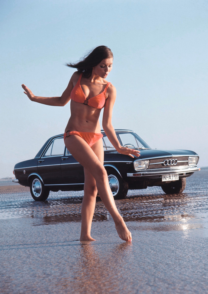Korabeli reklámfotón a második háború utáni új Audi, az 1968-ban megjelent Audi 100 (C1)