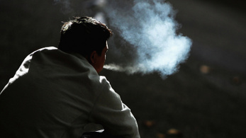 Apáról fiúra száll a dohányzás káros hatása