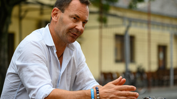 A lábára erősített nyomkövetővel tartott önkormányzati ülést Gyömrő polgármestere