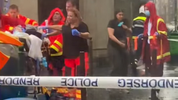 Bádoglemez zuhant egy nőre a budapesti viharban, szakadó esőben látták el a mentősök