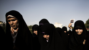 Az iráni erkölcsrendészet „átnevelés” közben agyonvert egy nőt, mert nem viselt hidzsábot