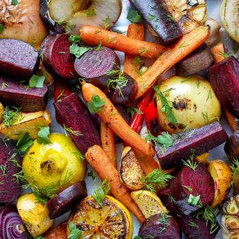 Sütőben pirult zöldségek és gyümölcsök: az ősz kedvencei együtt sülnek krémesre