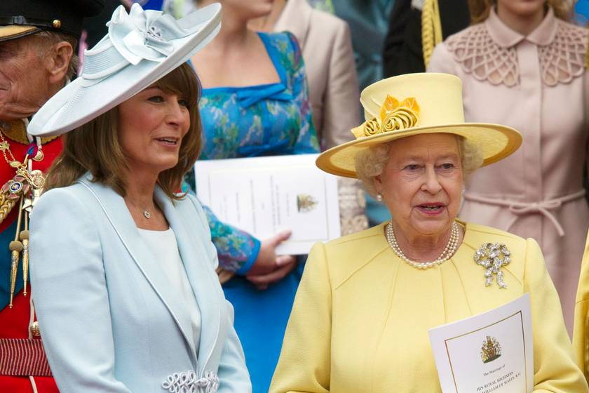 Katalin 67 éves anyja ilyen méltóságteljesen búcsúzott a királynőtől: Carole mindenben támogatja lányát