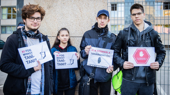 „El a kezekkel a tanárainktól!” – szülők tüntettek a Dél-Budai Tankerületi Központ előtt
