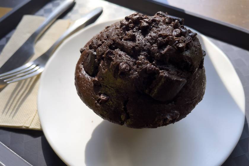 Félórás csokis muffin roppanós darabokkal: pillanatok alatt elfogy a tányérról
