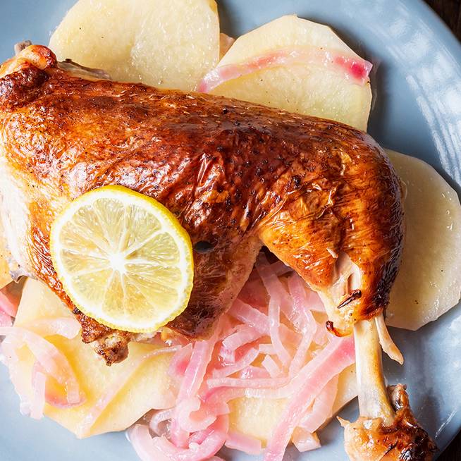 Fenséges, fehérborban sült csirkecomb: a hús szaftos és omlós