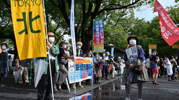 A meggyilkolt japán miniszterelnök állami temetése ellen tüntettek Tokióban