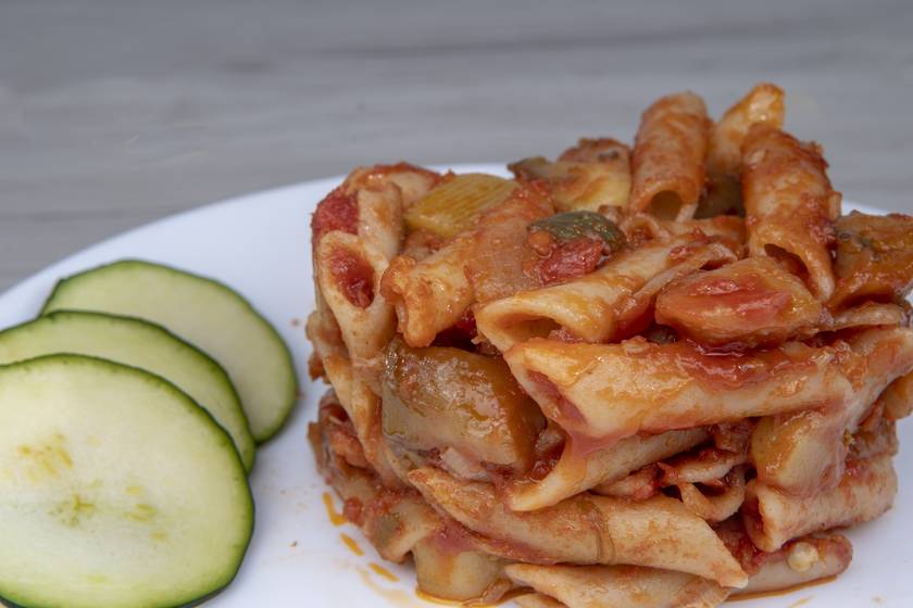 Isteni spagetti paradicsomszósszal és zöldségekkel: gluténmentes tésztából is készülhet