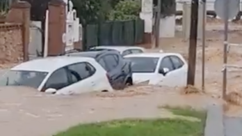 Autókat sodortak el a heves esőzések Spanyolországban