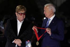 Sir Elton John elsírta magát, Joe Biden annyira zavarba hozta