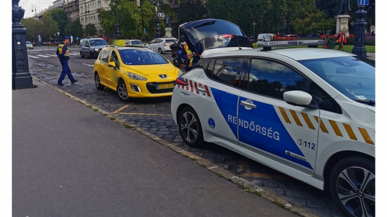 Kimentek razziázni a budapesti rendőrök, a traffipax megállás nékül kattogott