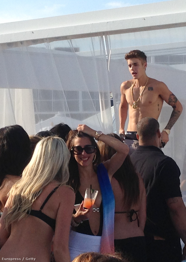Justin Bieber Torontóban egy medencés partin
