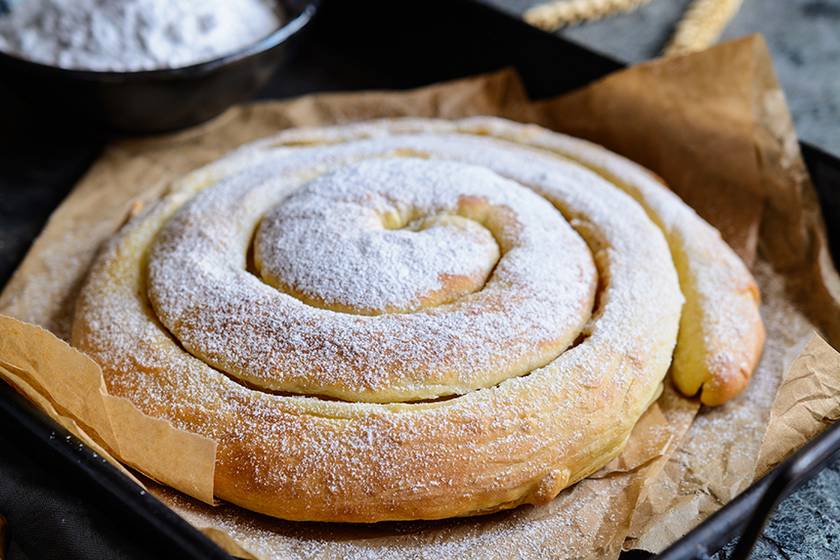 Foszlós, vajas spanyol péksüti: vaníliás töltelékkel próbáld ki