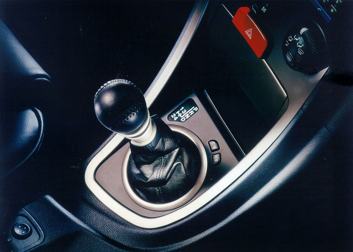 Az Alfa Romeo váltókarjának tövében hagyományos H séma mutatta, hogyan kell kézzel kapcsolni
