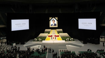 Japán állami temetéssel búcsúztatja a meggyilkolt Abe Sinzót
