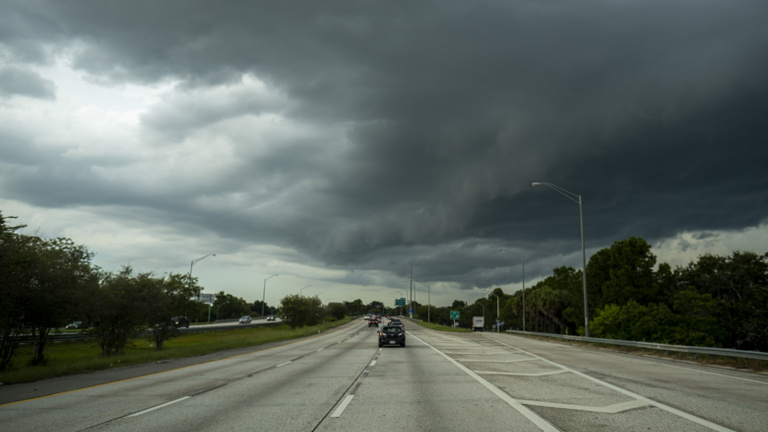 Életveszélyes hurrikán elől menekítik az embereket Floridában