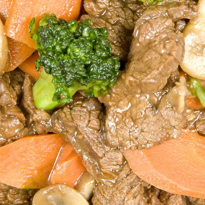 Kiadós, egyserpenyős ebéd: a szaftos marhahús zöldségekkel együtt készül