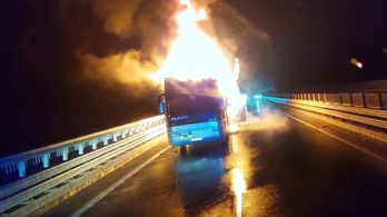 Videó készült az M7-es autópályán nagy lánggal égő buszról
