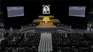 Katonai felvonulással tisztelegtek Abe Sindzó temetésén