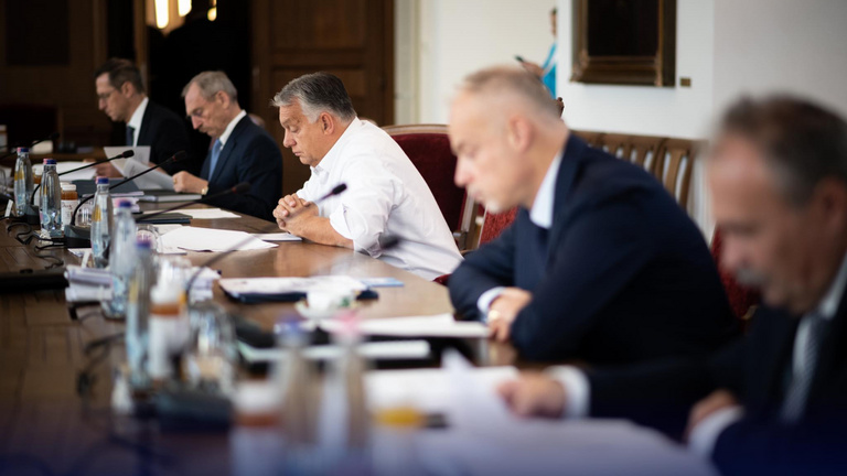 Orbán Viktor már írja az új nemzeti konzultáció kérdéseit