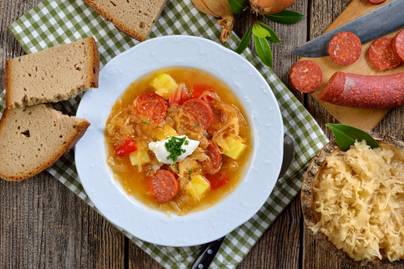 Sűrű savanyúkáposzta-leves krumplival és kolbásszal: segít a másnapos gyomron