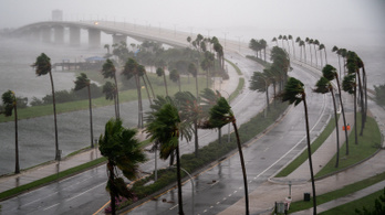 Csaknem 250 kilométer per órás széllel csapott le a hurrikán Floridára