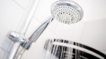Egy uszoda otthoni zuhanyzásra ösztönzi az úszókat, hogy csökkentse a rezsiszámlát