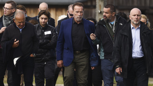 Felháborítónak tartják Arnold Schwarzenegger üzenetét az auschwitzi múzeum vendégkönyvében