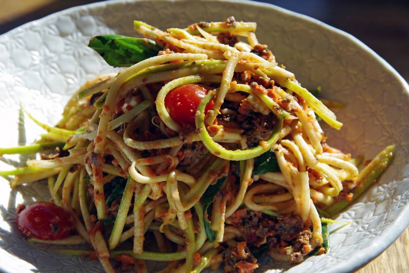 Fehérjében gazdag cukkinispagetti bolognai raguval: egy adag alig 300 kalória