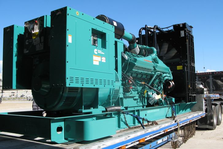 A fedélzeti áramellátásért felelős két váltakozóáramú aggregátor egyike. A generátorát hajtó dízelmotor szintén V16-os, de Cummins gyártmányú. Teljesítménye 2220 LE