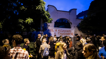 Diákok és szülők tüntettek a Kölcsey elbocsátott tanáraiért a gimnázium előtt