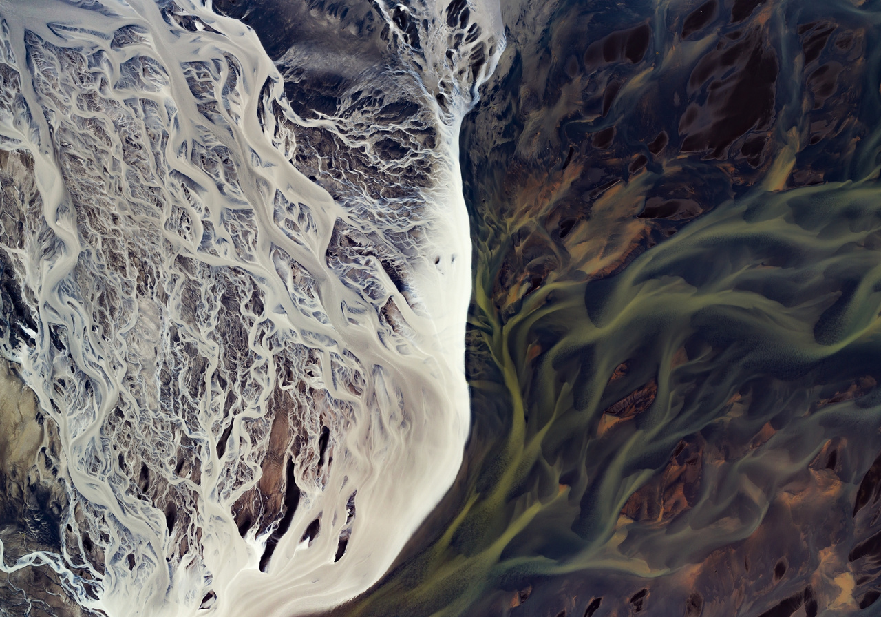Folyók fonódása
                        Skaftá és Fossálar gleccserfolyók találkozása és fonódása a fekete, vulkanikus homokon.
                        Kirkjubaejarklaustur, Izland, déli régió, 2018
