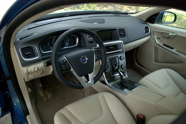 Otthonos belterek az autóiparban sorozatunk mai epizódja: a Volvo V60 világos bőrrel
