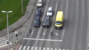 Drónnal néztek be az autók belterébe a magyar rendőrök