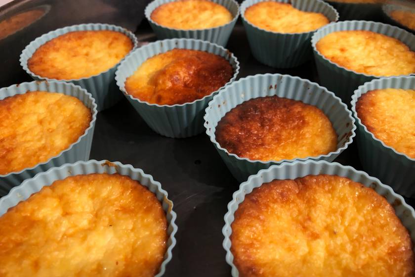 Omlós és szaftos túrós muffin egyszerű tésztából: kis citromhéjtól lesz igazán finom