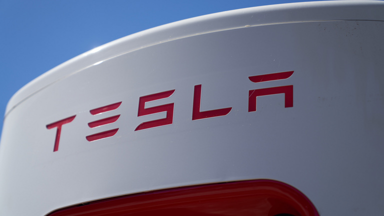 Új kiszállítási csúcsot döntött, mégis bajban a Tesla