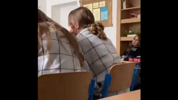 Egy cseh iskolában takarót osztanak a hideg tanteremben ücsörgő diákoknak