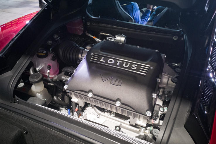 Nem a motoron, hanem kompresszoron és a hozzá tartozó folyadékhűtéses töltőlevegő hűtőn díszeleg a Lotus V6 felirat. A Toyota eredetű 3,5 literes, 405 lóerős V6-os alattuk lakik 