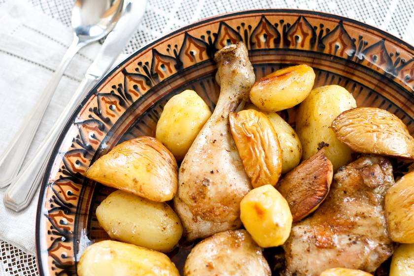 Omlós csirkecombok vele sült krumplival és birsalmával: rozmaringos pác a lelke