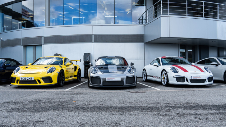 Ezek a kifutott, 991-es széria autói: egy GT3 RS, egy GT2 RS, valamint egy 911R. 