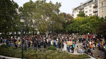 Megtelt a Kossuth tér, a tömeg az Alkotmány utca feléig ért