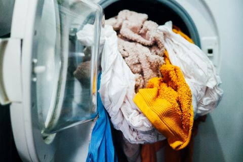 Miért lesz ázott szaga a ruháknak mosás után, és hogy lehet megszüntetni azt?